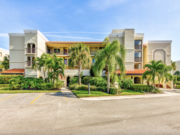 Luxurious Bayfront Condo Steps to beach